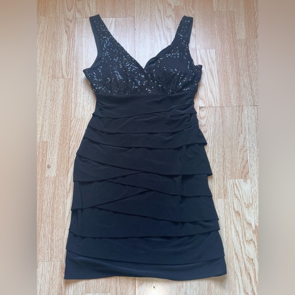 Women Size 8 Black sequin dress with ruffles, ideal for a special occasion - Picture 1 of 5